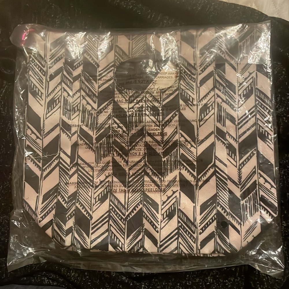 NWT & in the plastic shipping bag sealed Billabong lunch bag! - Picture 2 of 4